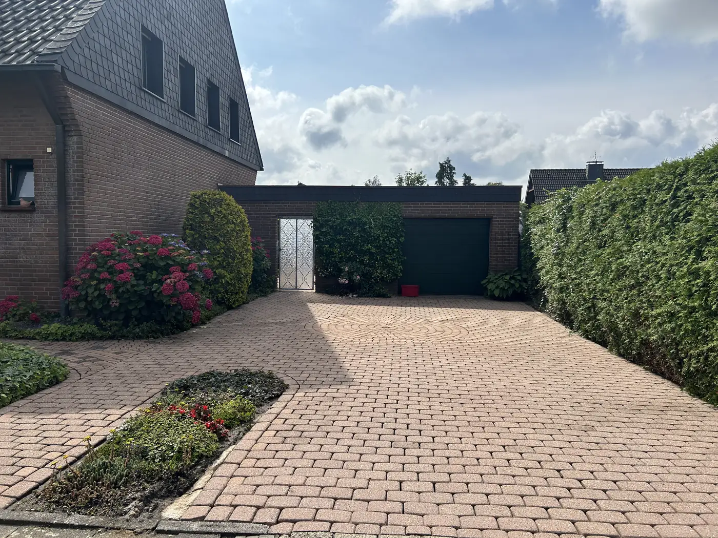 Saubere Einfahrt vor Haus und Garage am Niederrhein