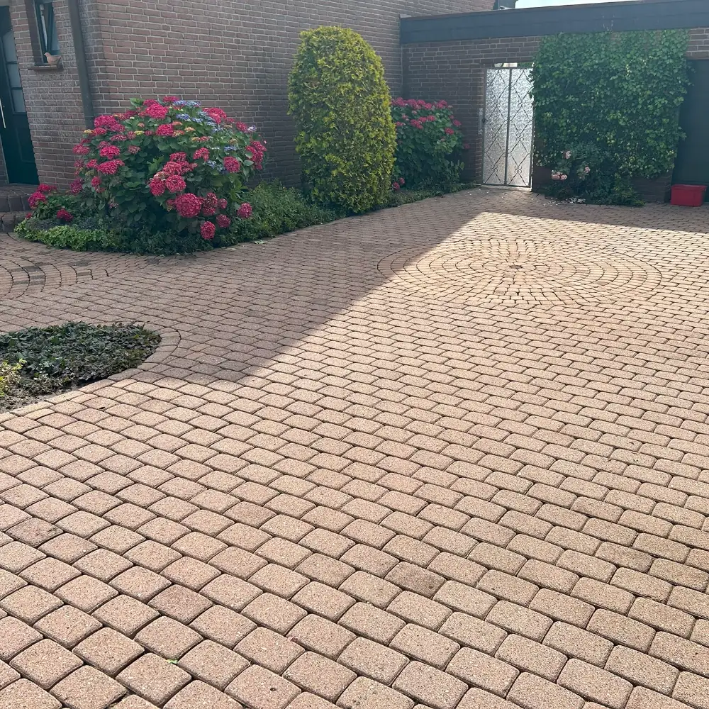 Einfahrt in Asperden nach der Reinigung
